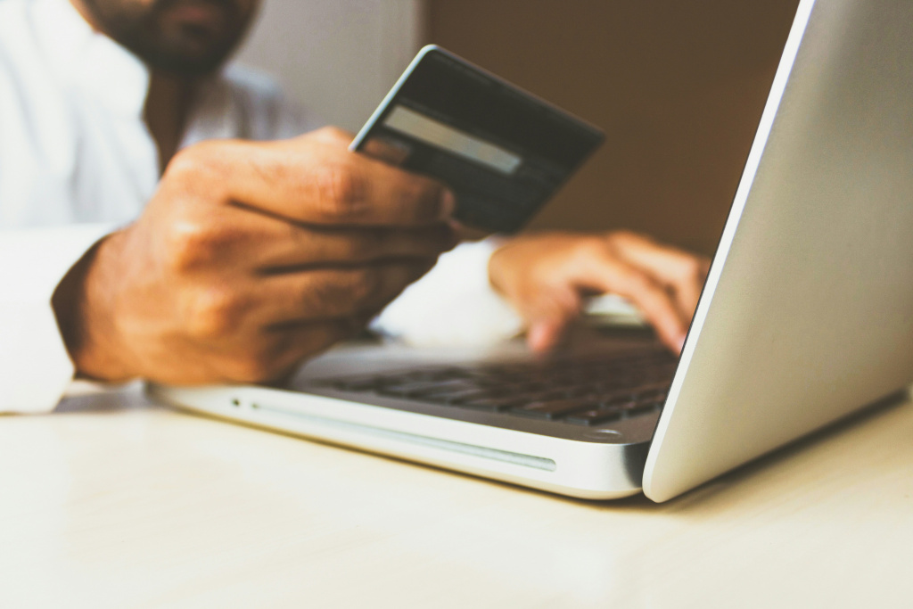 Gesperrtes Konto – Zahlung mit Bankkarte am Laptop schlägt fehl